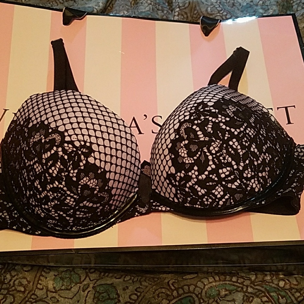 34D Victoria Secret bra